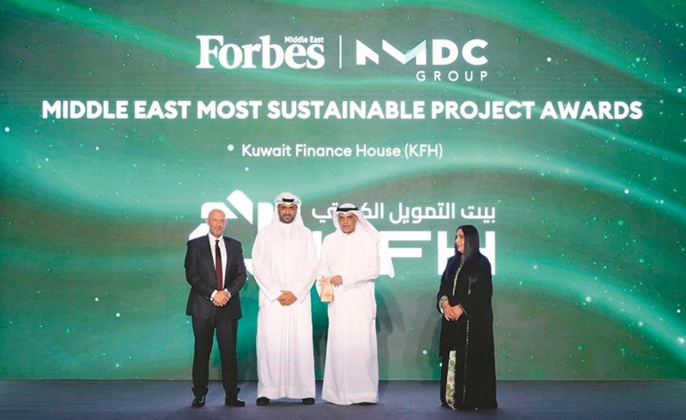 مشعل الشايع متسلما جائزة المشاريع الأكثر استدامة من فوربس وعلى يمينه محمد العربيد