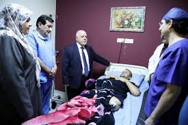رئيس الوزراء العراقي حيدر العبادي خلال زيارته لأحد المُصابين بإحدى المستشفيات