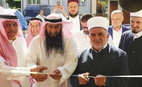 قص شريط افتتاح المدرسة