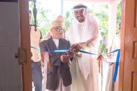 السفير جاسم الناجم يقص شريط افتتاح مشروع مركز دعبدالرحمن السميط في جزيرة بمبا