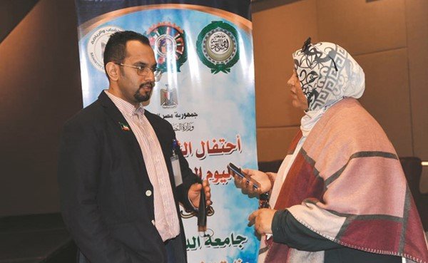 ناصر الوليد متحدثا إلى الزميلة هناء السيد (تصوير ناصر عبدالسيد)