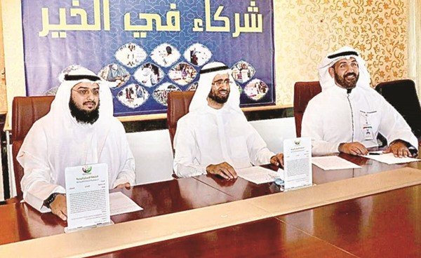 علي الحسينان متوسطا د.سلطان الخنة وخالد السعيد