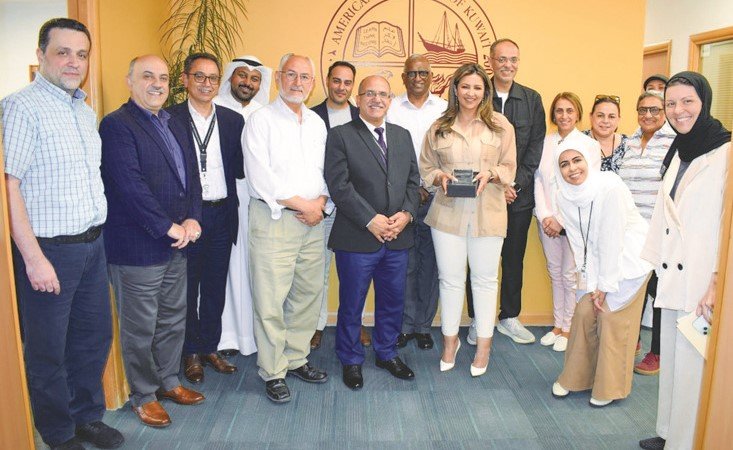 طيبة الحميضي تتسلم درع التكريم مع أعضاء هيئة التدريس في كلية إدارة الأعمال والاقتصاد