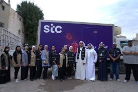 فريق العمل المشرف من stc وفريق تراحم التطوعي مع الإعلامي محمد السداني خلال تجديد بيوت الأسر المتعففة