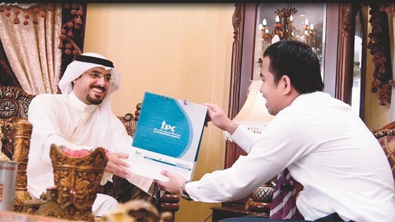 يتم تقديم الحقيبة كهدية للتعريف بالإسلام