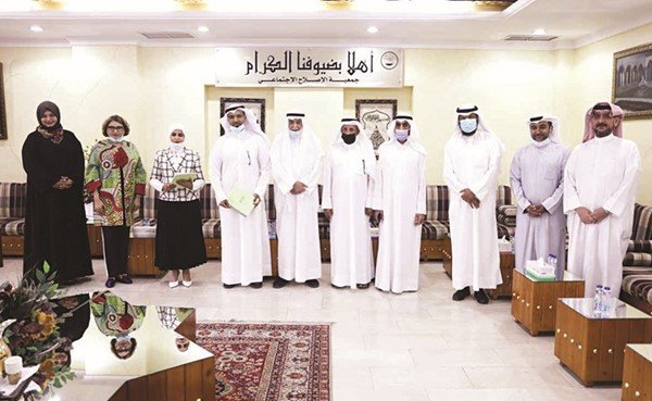 د.خالد المذكور وسعد العتيبي وم.عواطف السلمان والحضور بعد توقيع الاتفاقية