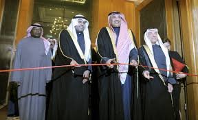 وزير الخارجية الكويتي يفتتح المركز الاعلامي الخاص بمؤتمر الكويت لاعادة اعمار العراق