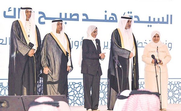 النائب الأول لرئيس مجلس الوزراء ووزير الداخلية الشيخ فهد اليوسف خلال تكريم هند الصبيح بحضور الأمين العام لمجلس التعاون لدول الخليج العربية جاسم البديوي ووزيرة الشؤون الاجتماعية وشؤون الأسرة والطفولة د.أمثال الحويلة ورئيس ديوان الخدمة المدنية د.عصام الربيعان
