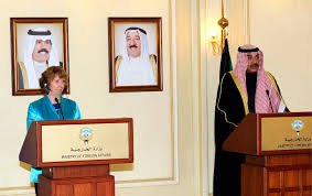 الممثلة العليا للاتحاد الأوروبي للشؤون الخارجية والسياسة الأمنية ونائب رئيس المفوضية الاوروبية كاثرين اشتون مع النائب الاول لرئيس مجلس الوزراء ووزير الخارجية الشيخ صباح خالد الحمد الصباح