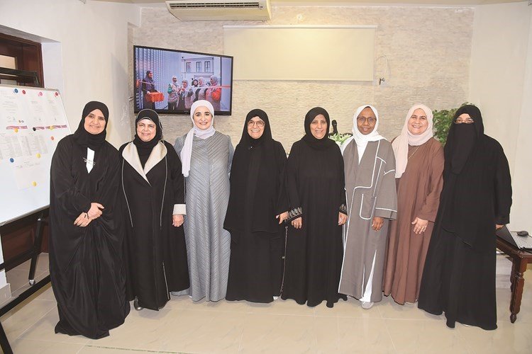 رئيسة مجلس إدارة جمعية الرعاية الإسلامية فداء الوقيان متوسطة عضوات الجمعية