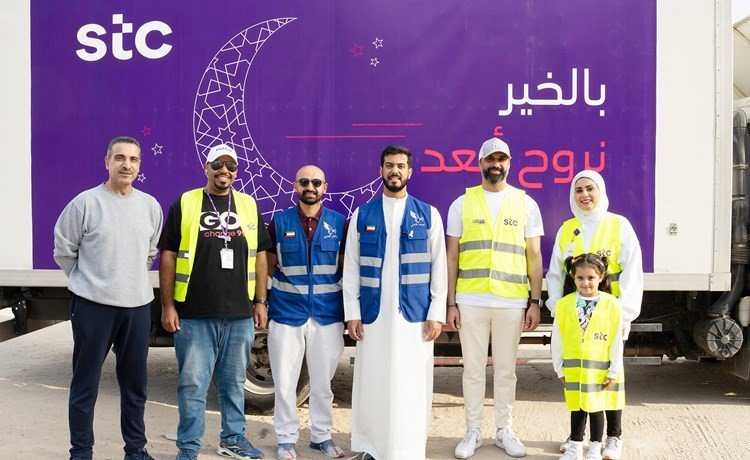 فريق زاجل التطوعي وفريق العلاقات العامة وسفراء stc خلال توزيع وجبات الإفطار