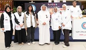 رئيس مجلس إدارة جمعية الهلال الأحمر خالد المغامس مع المشاركين في الحملة
