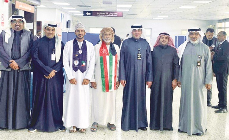 الوكيل المساعد للرعاية الاجتماعية د.جاسم الكندري مع عدد من المشاركين بالحملة