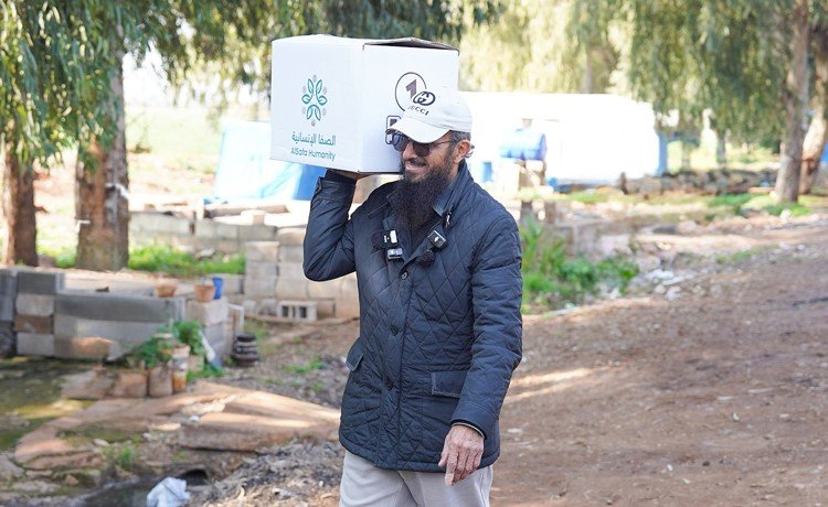 محمد الشايع خلال توزيع المساعدات