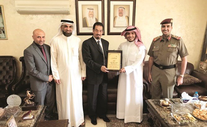 د.حمد الدعيج يتسلم درعا تقديرية من عمر الشقراء