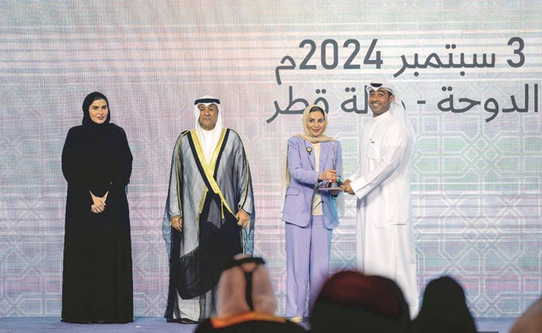 د.أمثال الحويلة مكرمة فيصل الدويهيس بحضور جاسم البديوي ومريم المسند