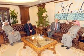 مدير عام وكالة الانباء الكويتية كونا الشيخ مبارك دعيج الصباح مُستقبلًا المدير العام لوكالة تونس افريقيا للانباء لطفي العرفاوي