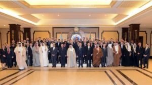صاحب السمو أمير البلاد الشيخ صباح الاحمد الجابر الصباح يتوسط رؤساء الدول
